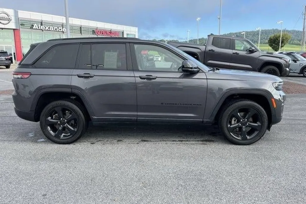 2023 Jeep Grand Cherokee Laredo photo 1