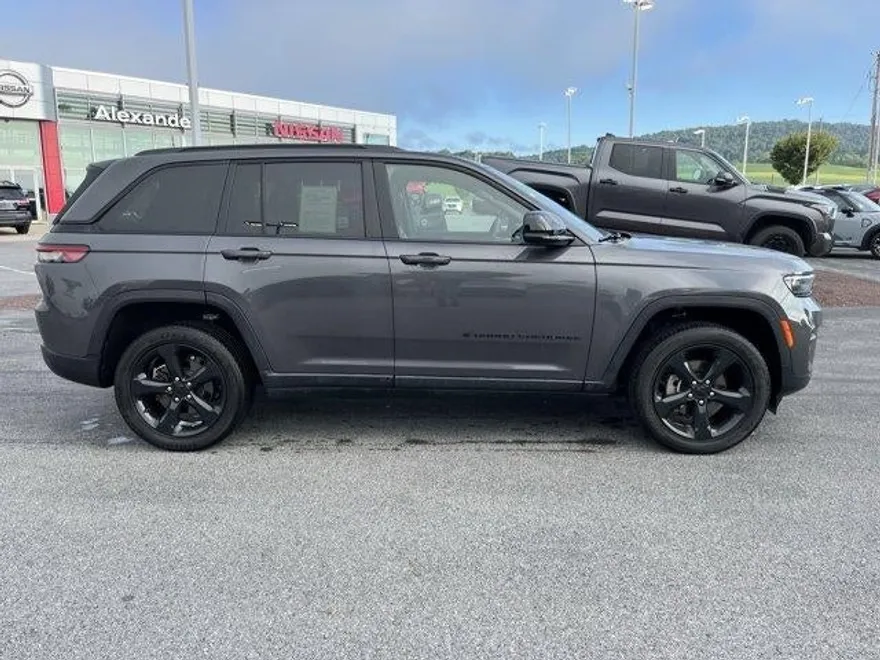 2023 Jeep Grand Cherokee Laredo photo 1