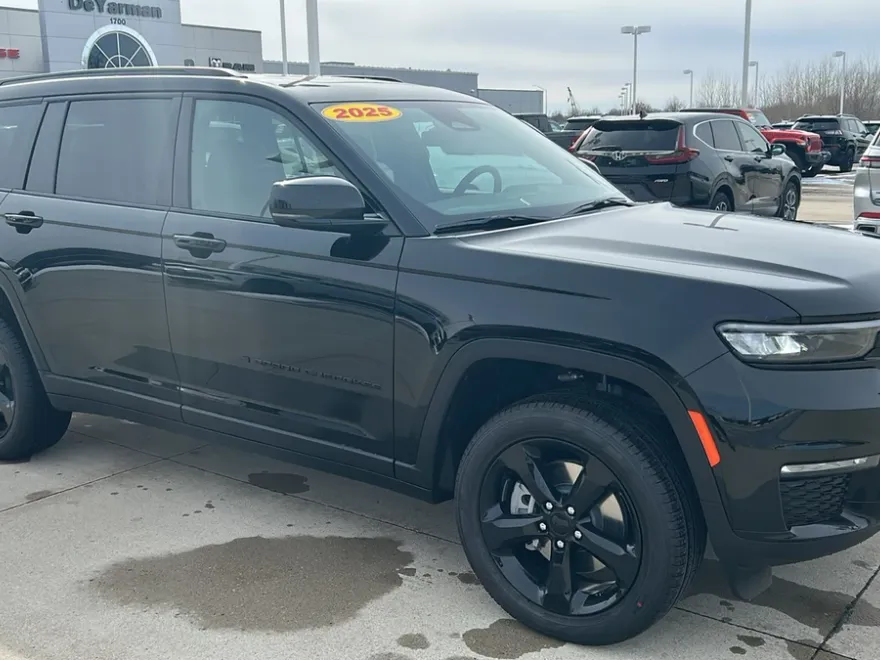 2025 Jeep Grand Cherokee Limited photo 1