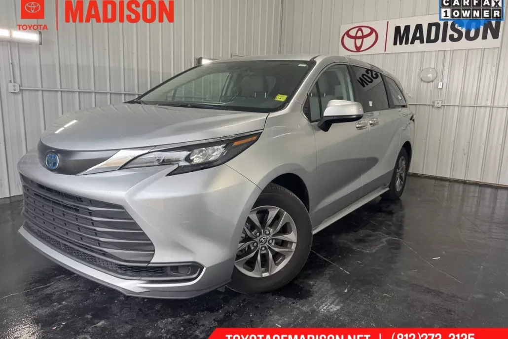 2024 Toyota Sienna LE photo 1