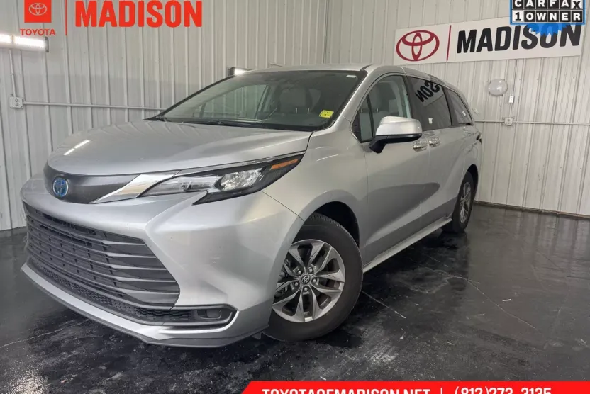 2024 Toyota Sienna LE photo 1