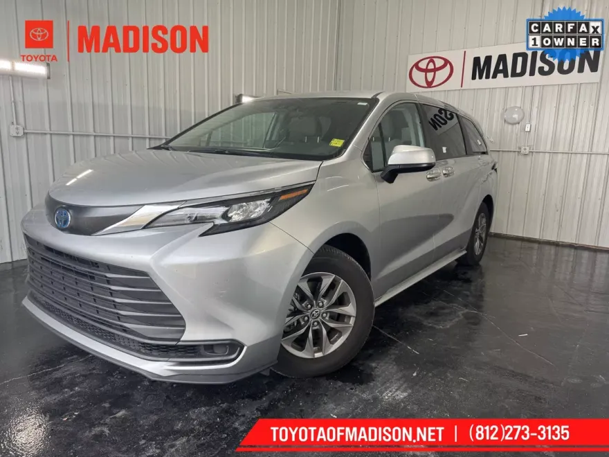 2024 Toyota Sienna LE photo 1