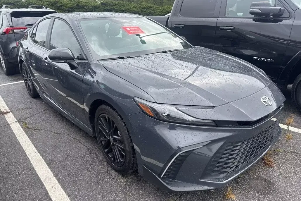 2025 Toyota Camry SE photo 1