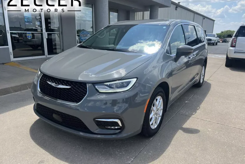 2023 Chrysler Pacifica Touring L photo 1