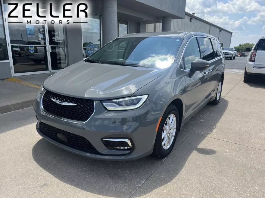 2023 Chrysler Pacifica Touring L photo 1