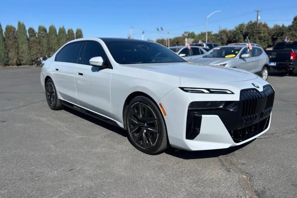 2023 Bmw 740i photo 1