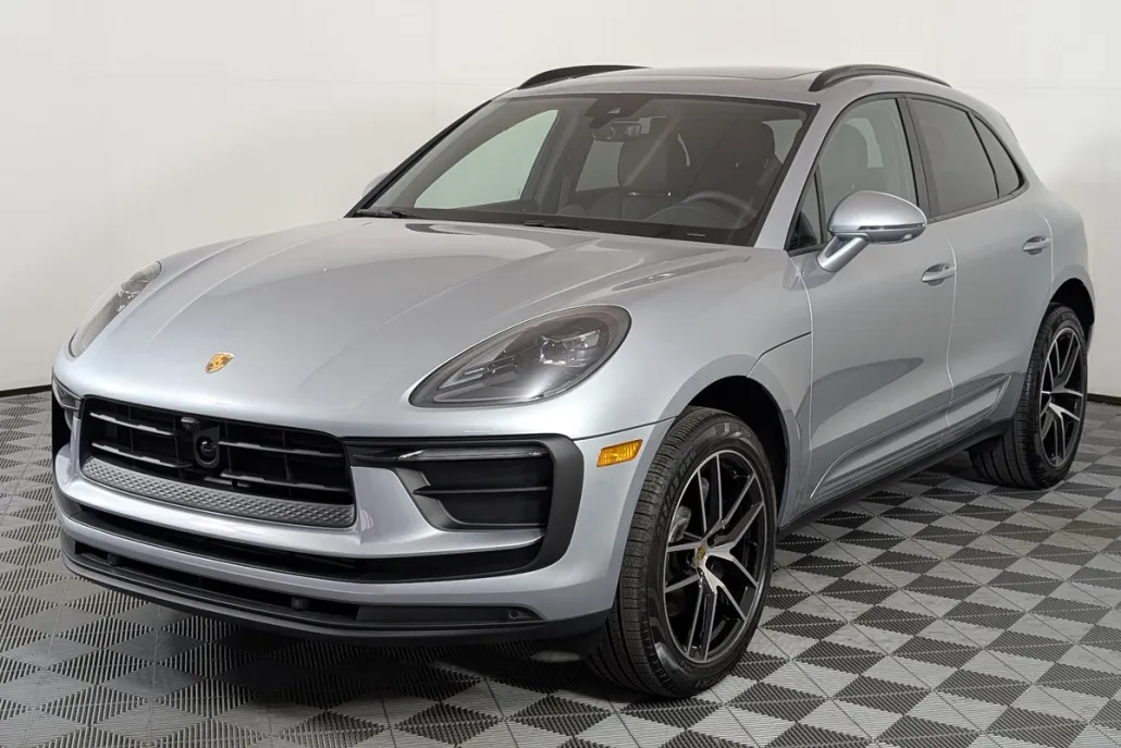 2025 Porsche Macan T photo 1