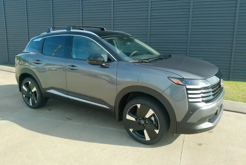 2025 Nissan Kicks SR photo 1