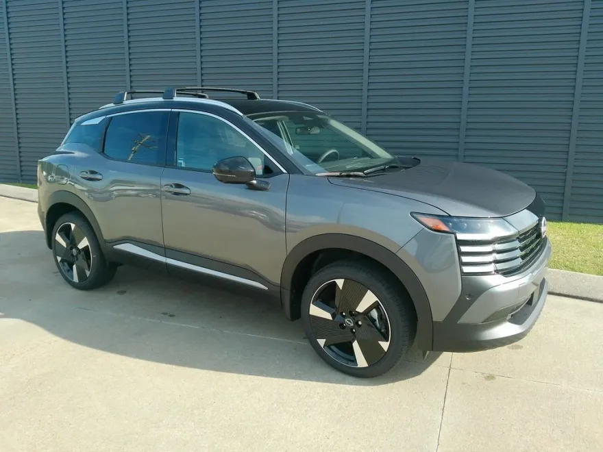 2025 Nissan Kicks SR photo 1