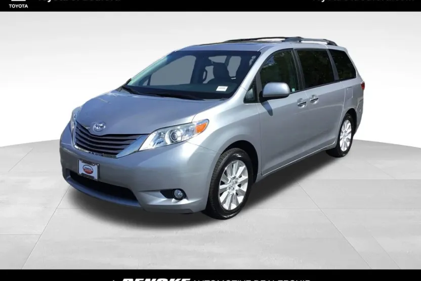 2015 Toyota Sienna XLE photo 1