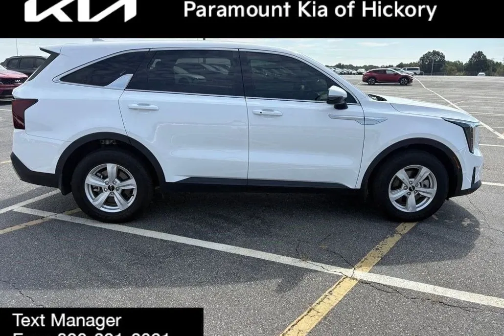 2024 Kia Sorento LX photo 1