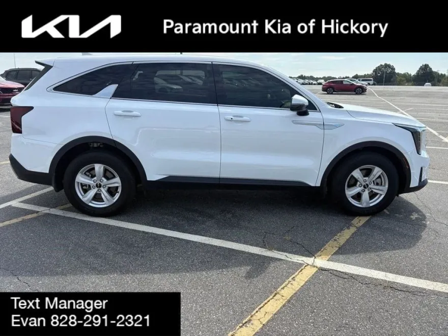 2024 Kia Sorento LX photo 1