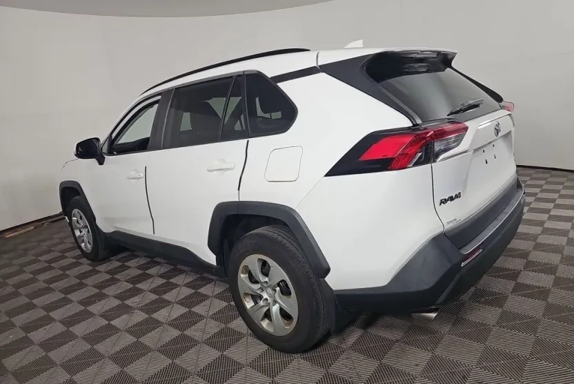 2019 Toyota RAV4 LE photo 1