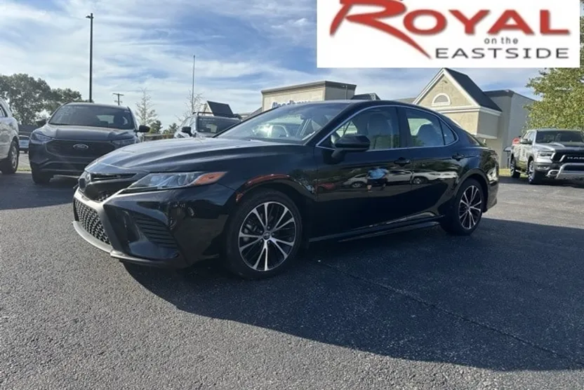2020 Toyota Camry SE photo 1