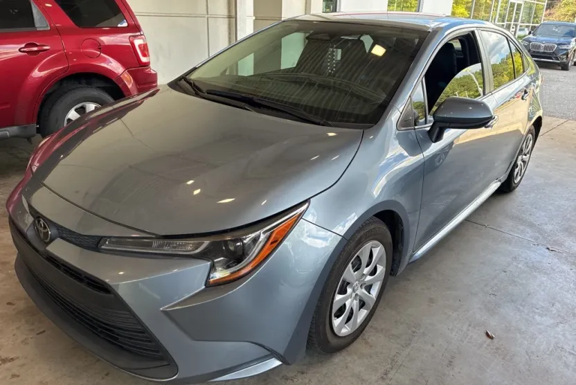 2024 Toyota Corolla LE photo 1