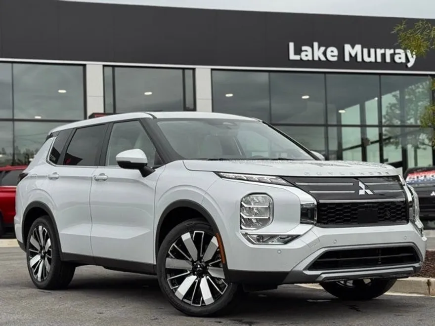 2025 Mitsubishi Outlander SE photo 1