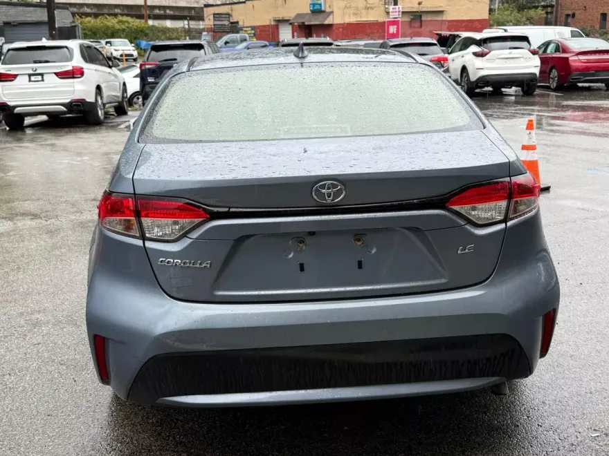 2020 Toyota Corolla LE photo 1