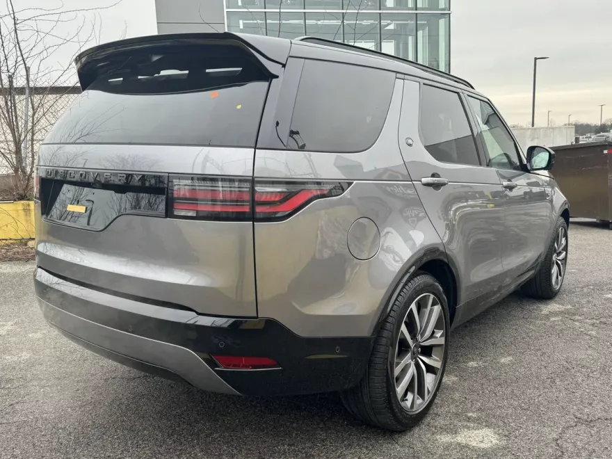 2024 Land Rover Discovery SE photo 1