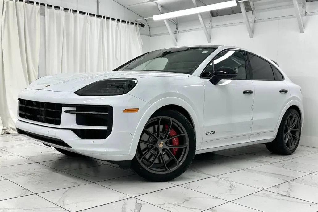 2025 Porsche Cayenne GTS photo 1