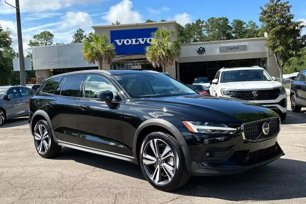 2026 Volvo V60 Cross Country Plus photo 1