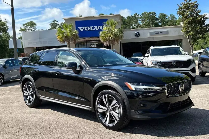 2026 Volvo V60 Cross Country Plus photo 1