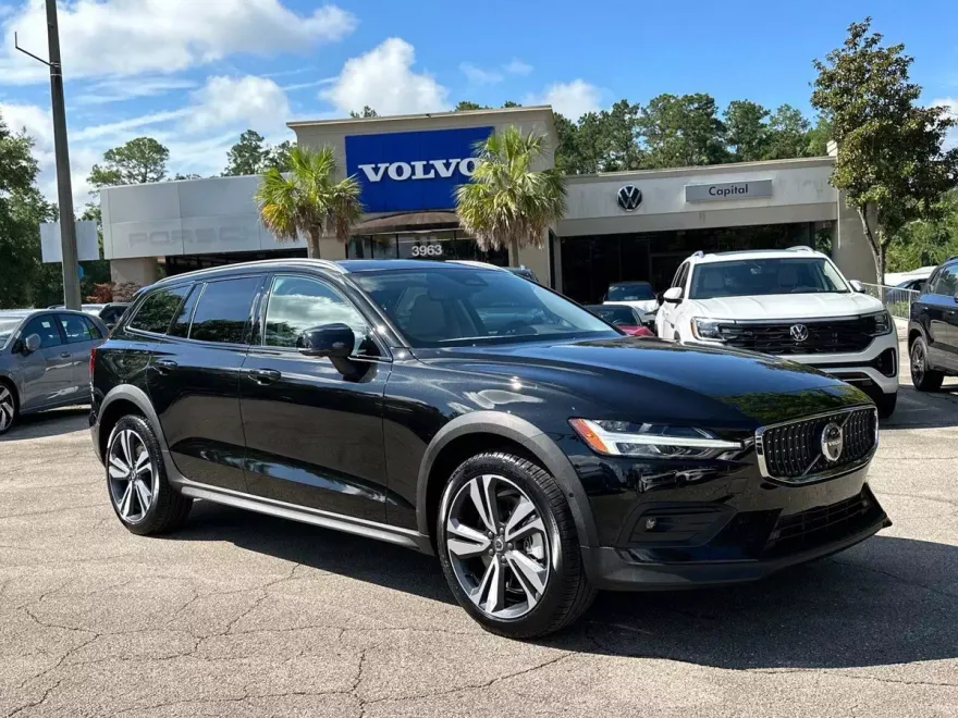 2026 Volvo V60 Cross Country Plus photo 1
