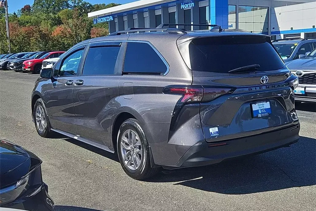 2024 Toyota Sienna XLE photo 1