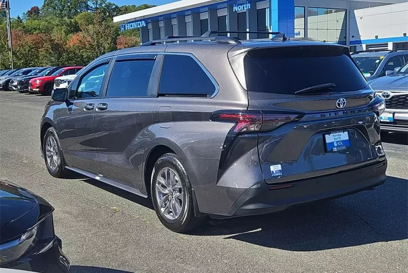 2024 Toyota Sienna XLE photo 1