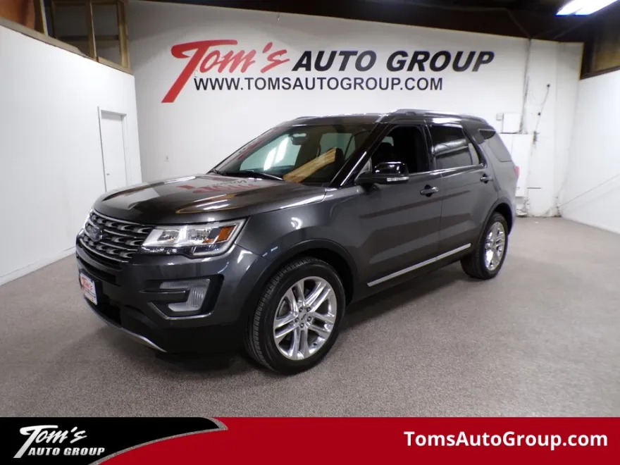 2017 Ford Explorer XLT photo 1