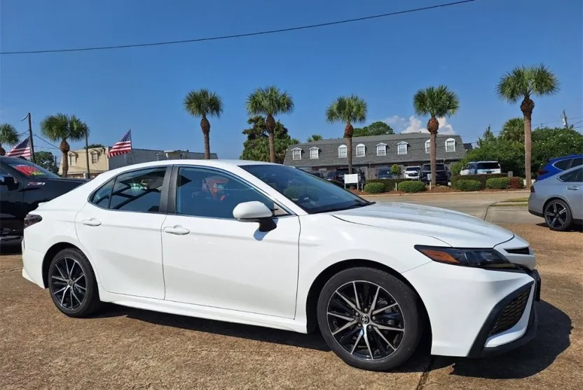 2024 Toyota Camry SE photo 1