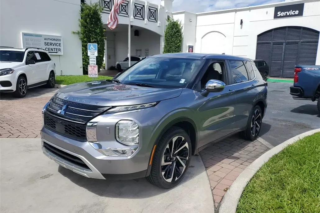 2022 Mitsubishi Outlander SE photo 1