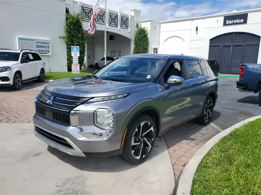 2022 Mitsubishi Outlander SE photo 1