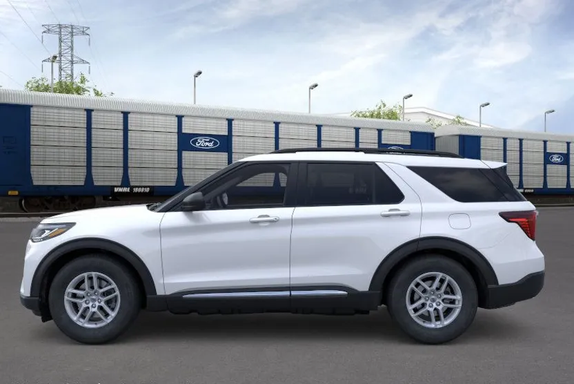 2025 Ford Explorer photo 1