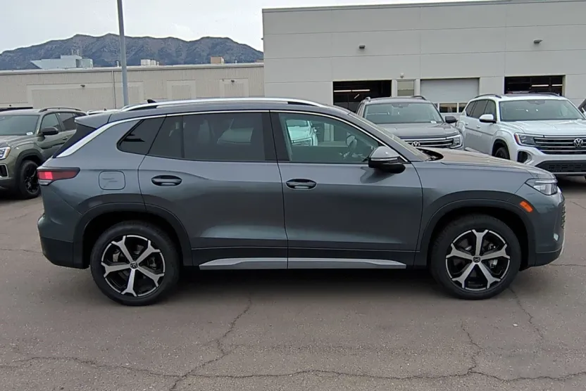 2025 Volkswagen Tiguan SE photo 1