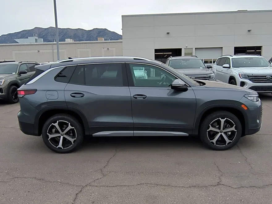 2025 Volkswagen Tiguan SE photo 1