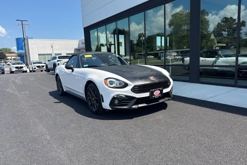 2017 Fiat 124 Spider Abarth photo 1