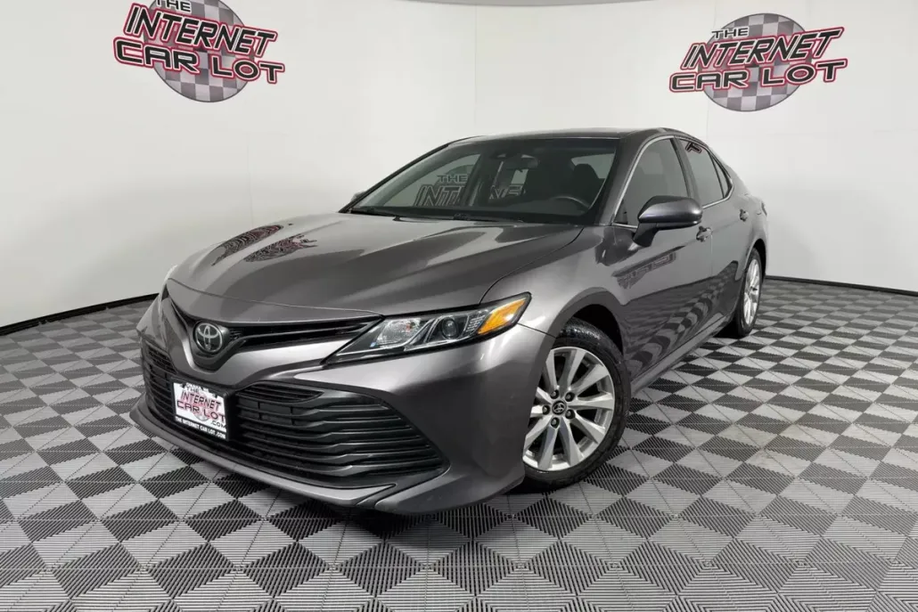 2020 Toyota Camry LE photo 1