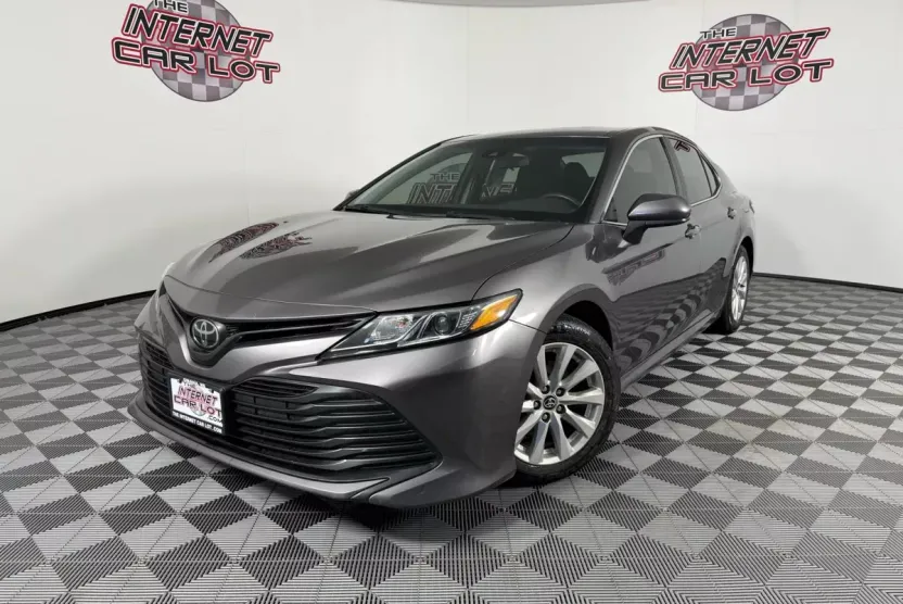 2020 Toyota Camry LE photo 1