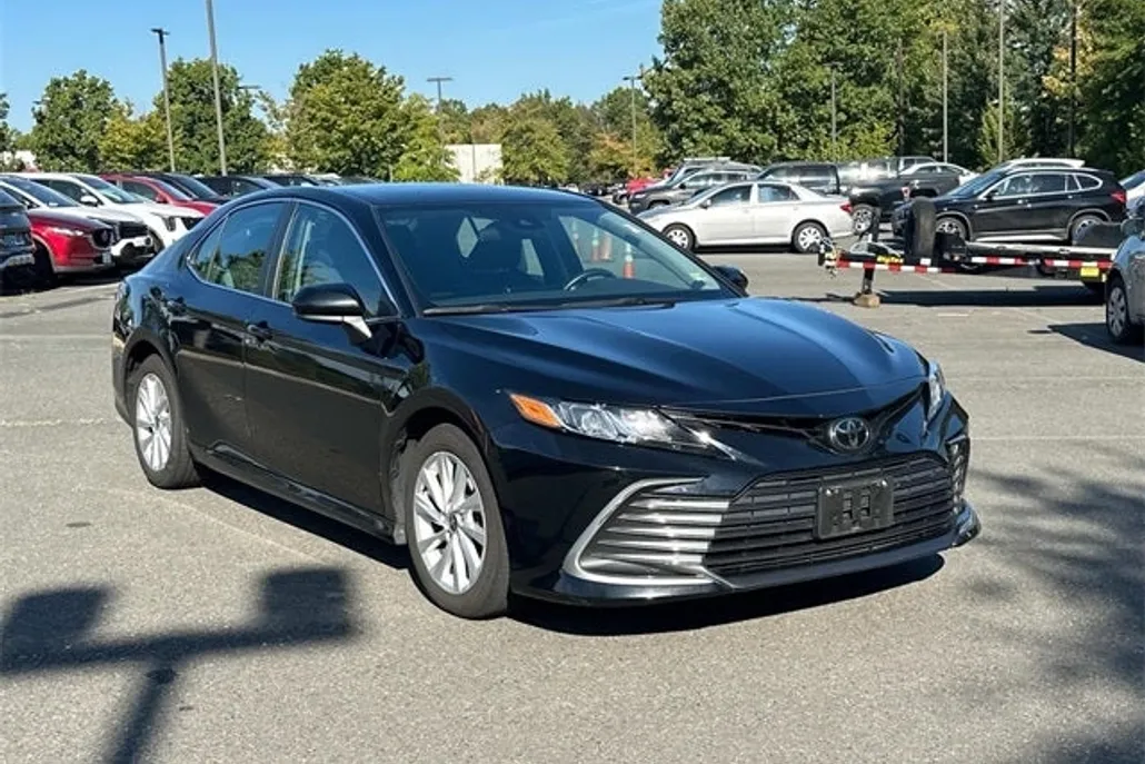 2022 Toyota Camry LE photo 1