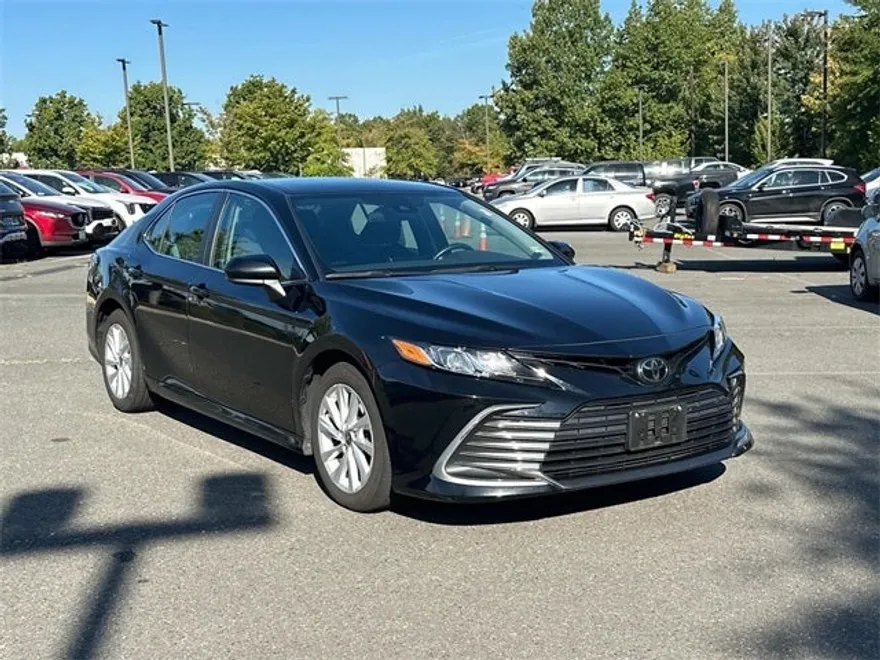 2022 Toyota Camry LE photo 1