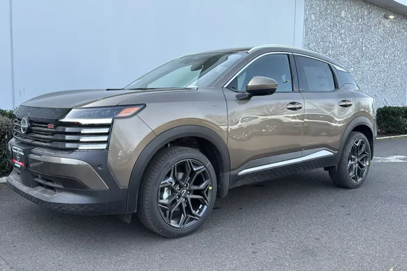 2023 Nissan Kicks SR photo 1