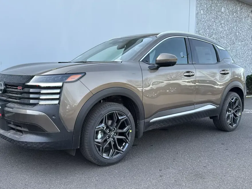 2023 Nissan Kicks SR photo 1