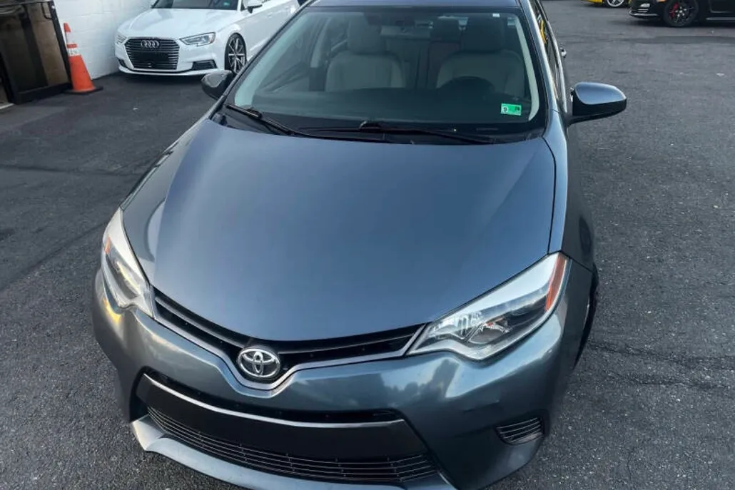 2016 Toyota Corolla LE photo 1