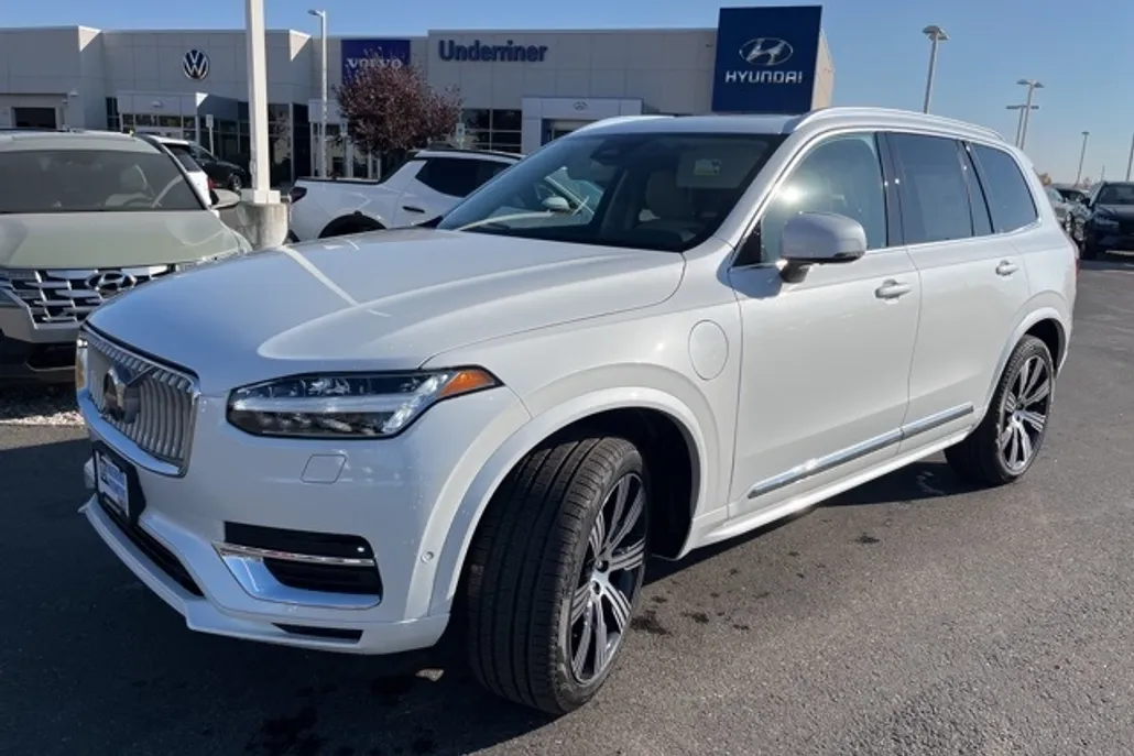 2025 Volvo XC90 T8 Plus photo 1