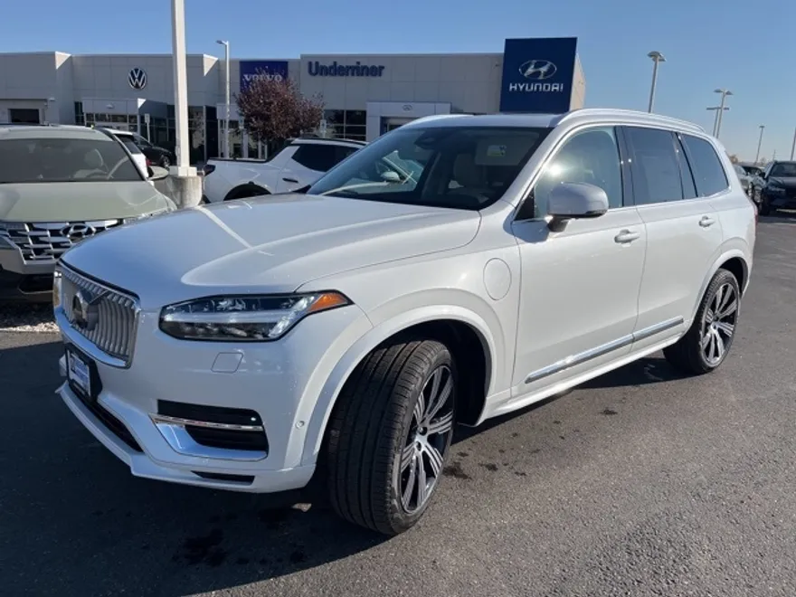 2025 Volvo XC90 T8 Plus photo 1