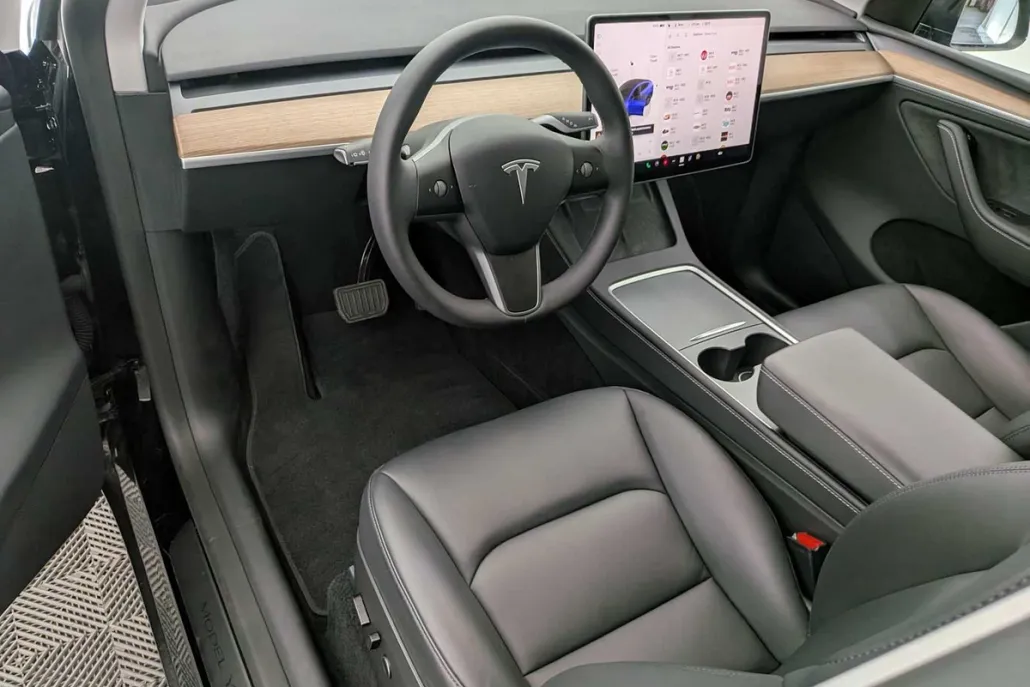 2025 Tesla Model Y Long Range photo 1