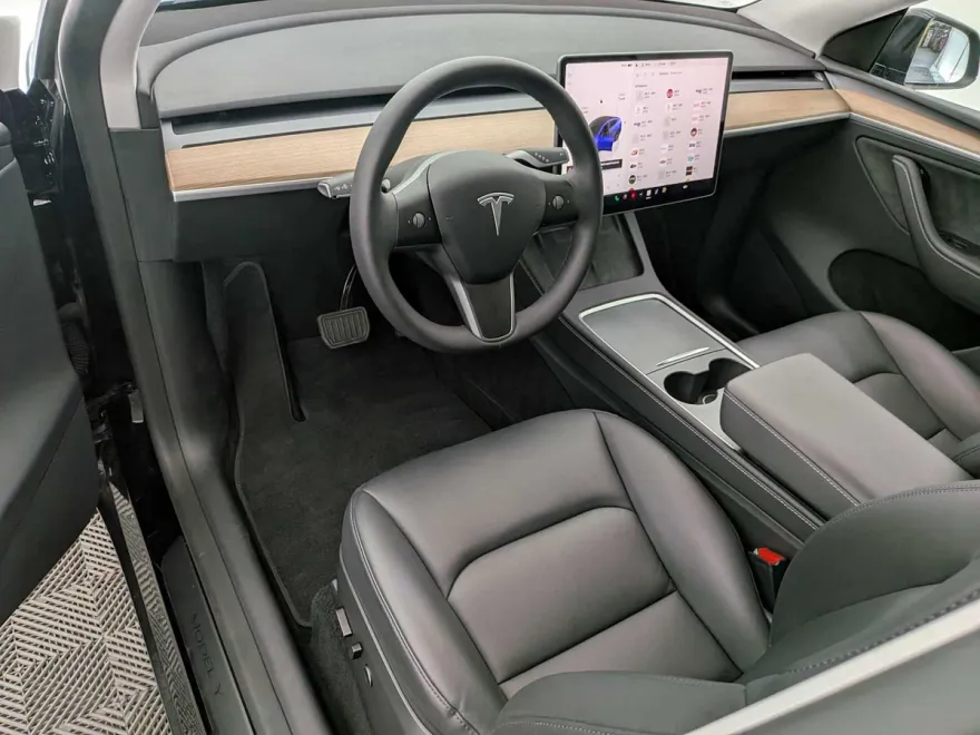 2025 Tesla Model Y Long Range photo 1