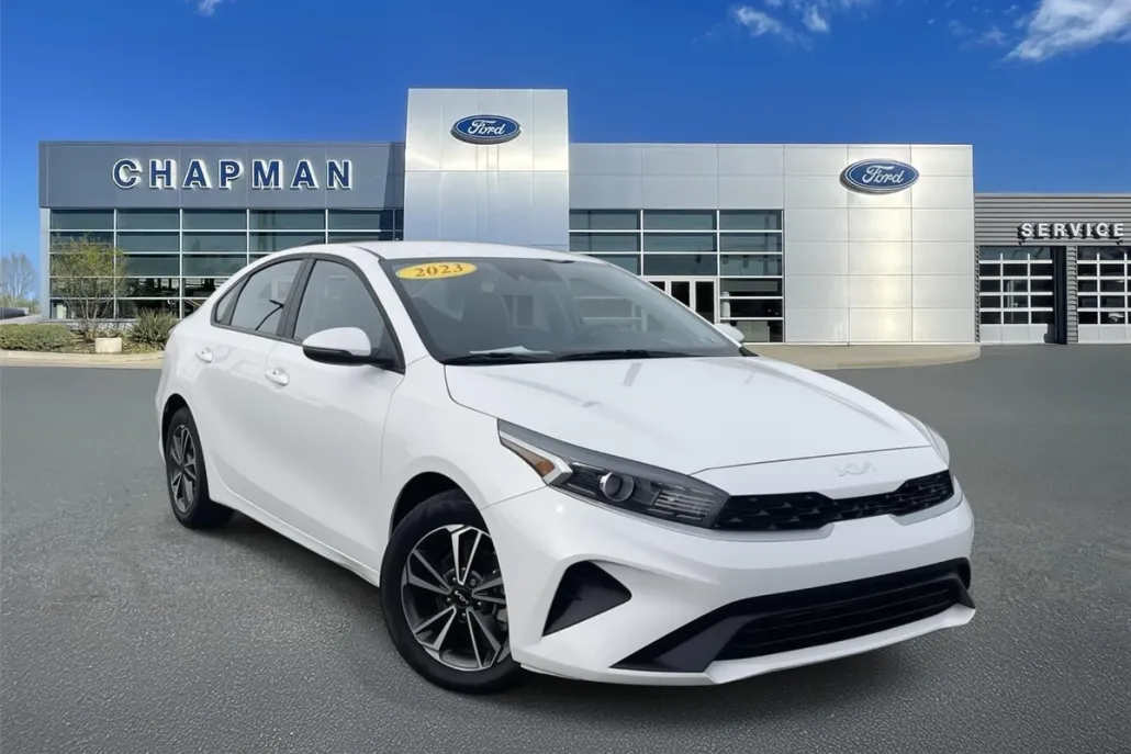 2023 Kia Forte LXS photo 1