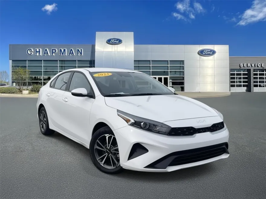 2023 Kia Forte LXS photo 1
