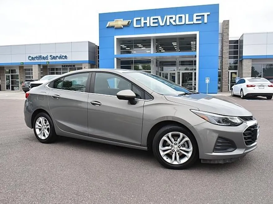 2019 Chevrolet Cruze LT photo 1